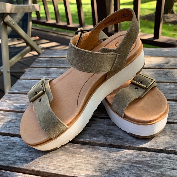 UGG Shoes - UGG Women's Angie  Wedge Sandal sz 5.5
